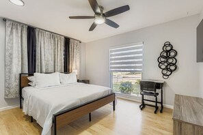 4 bedrooms, desk, iron/ironing board, travel cot - New Sunrise Sanctuary, 4BR home w/ pool & jacuzzi (Tampa)