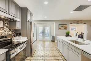 Fridge, microwave, oven, stovetop - New Sunrise Sanctuary, 4BR home w/ pool & jacuzzi (Tampa)