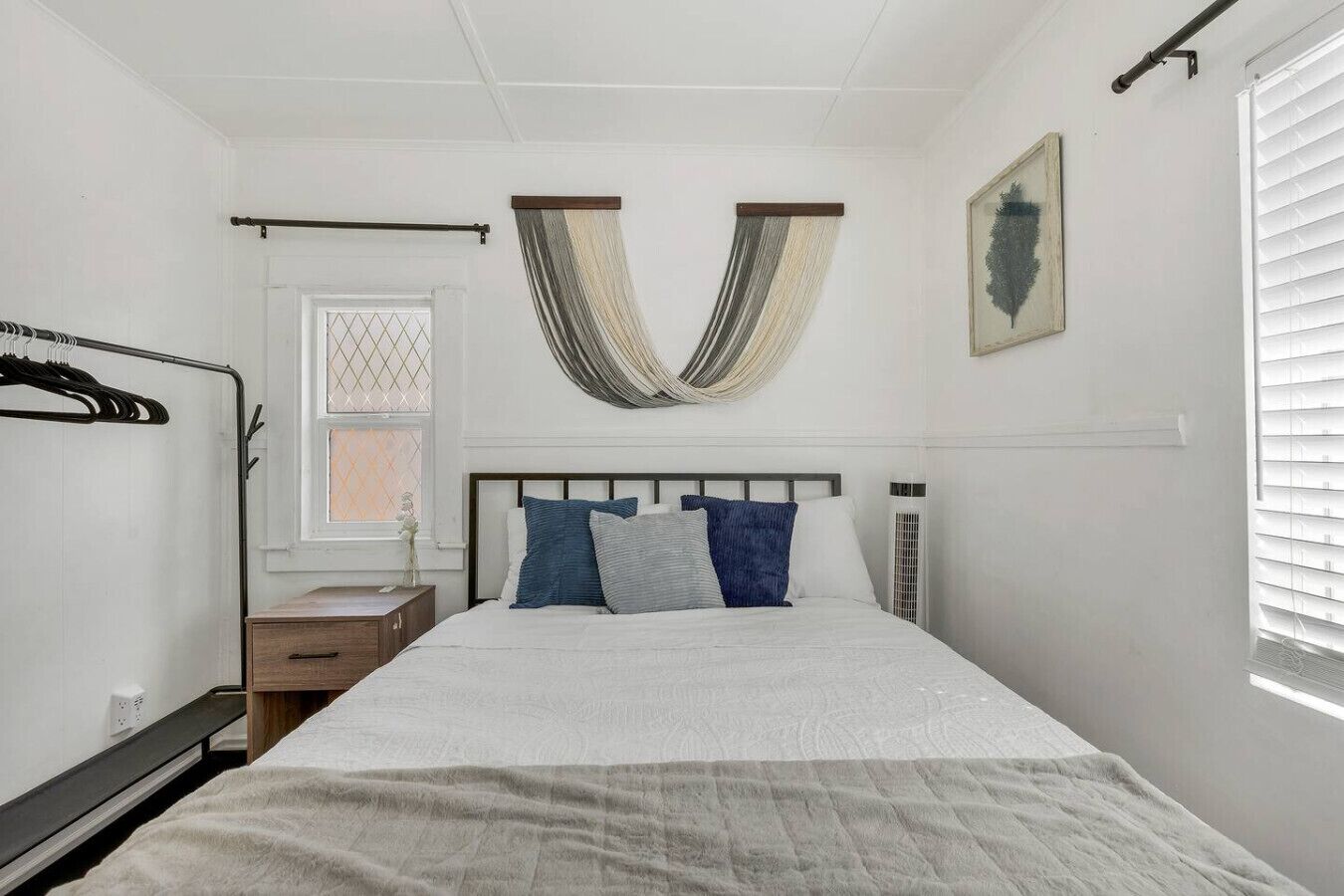 办公桌、熨斗/熨衣板、WiFi、床单