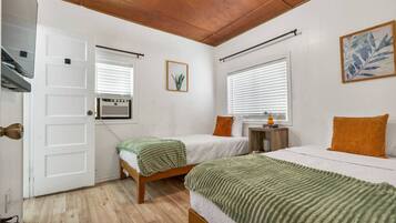 Een bureau, een strijkplank/strijkijzer, wifi, beddengoed