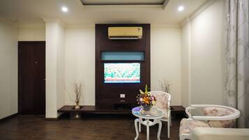 Phòng Suite phong cách cổ điển, ban công, quang cảnh thành phố | Bàn, truy cập Internet không dây miễn phí