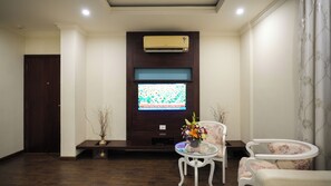 Premium-Suite, Badewanne, Stadtblick | Schreibtisch, kostenloses WLAN