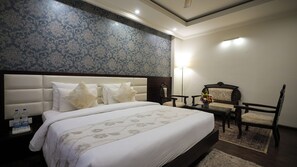 Premium-Suite, Badewanne, Stadtblick | Schreibtisch, kostenloses WLAN