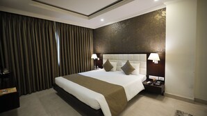 Executive Double Room, City View | Meja, kalis bunyi, Wi-fi percuma 