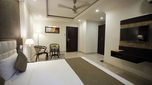 Phòng đôi Deluxe, quang cảnh thành phố | Bàn, truy cập Internet không dây miễn phí 