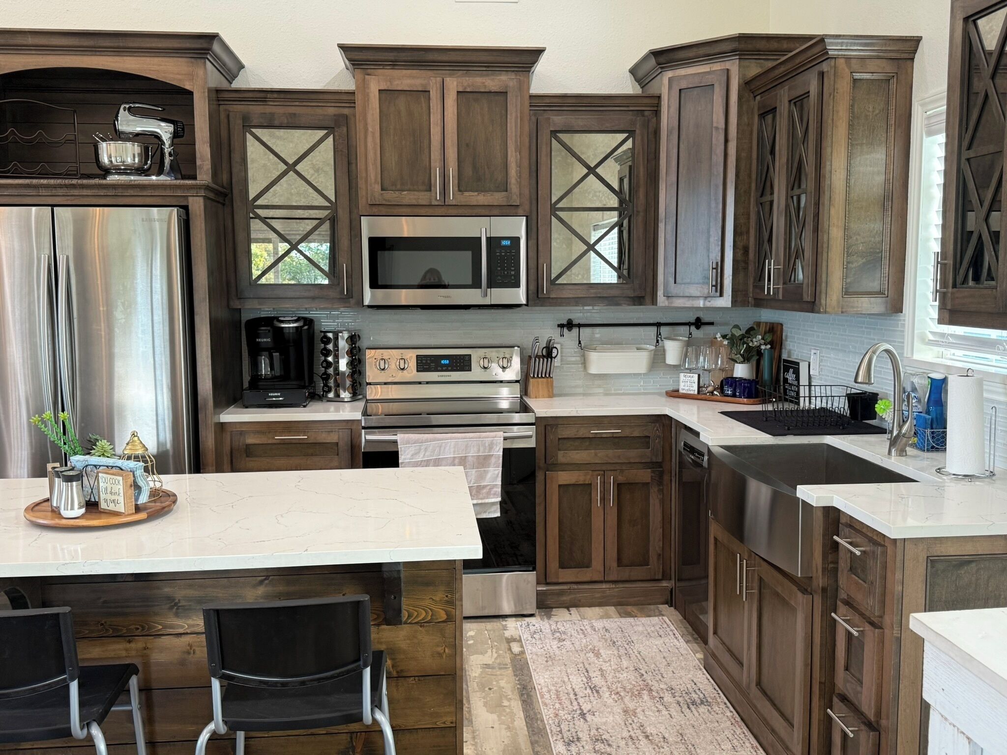 Kjøleskap, mikrobølgeovn, ovn og kokeplater