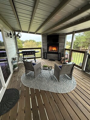 Outdoor dining - Family Time by the Lake - family vacation, weekend escape, or a holiday retreat (Kingston)