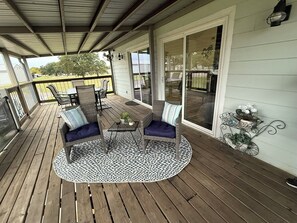 Outdoor dining - Family Time by the Lake - family vacation, weekend escape, or a holiday retreat (Kingston)