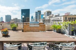 Outdoor dining - Historic Gaslamp Loft with Peloton Bike and Roof Deck (San Diego)