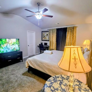 4 bedrooms, desk, free WiFi, bed sheets - Spacious 4-bedroom townhome in Charlotte ;Close to shopping and fun places. (Charlotte)
