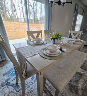 Dining - Spacious 4-bedroom townhome in Charlotte ;Close to shopping and fun places. (Charlotte)