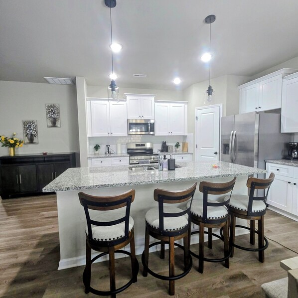 Fridge, microwave, oven, stovetop - Spacious 4-bedroom townhome in Charlotte ;Close to shopping and fun places. (Charlotte)