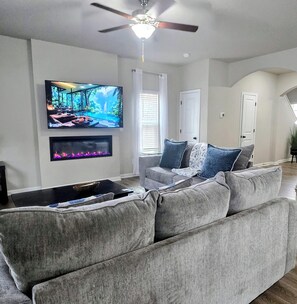 Smart TV - Spacious 4-bedroom townhome in Charlotte ;Close to shopping and fun places. (Charlotte)