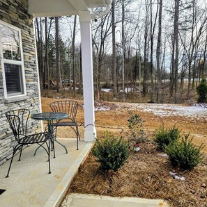 Outdoor dining - Spacious 4-bedroom townhome in Charlotte ;Close to shopping and fun places. (Charlotte)