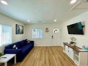 Smart TV - Modern & Bright Cozy Home in heart of LA 2bd-1bath with AC & Parking (East Los Angeles)