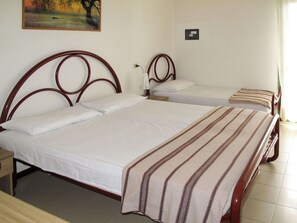 Travel cot, free WiFi, bed sheets