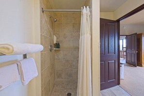 淋浴设施、吹风机、毛巾、卫生纸