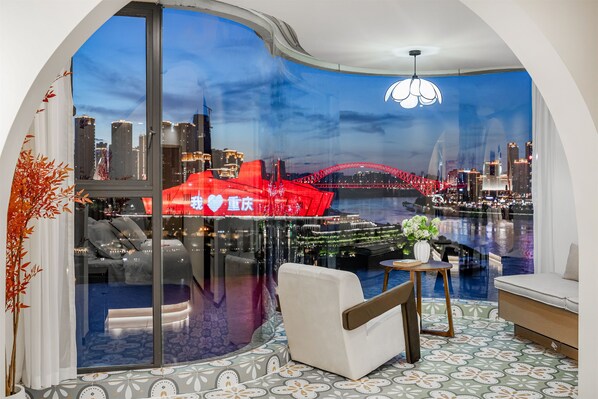 ستائر تعتيم وتجهيزات عازلة للصوت ومكواة/لوح كي وواي فاي مجانًا