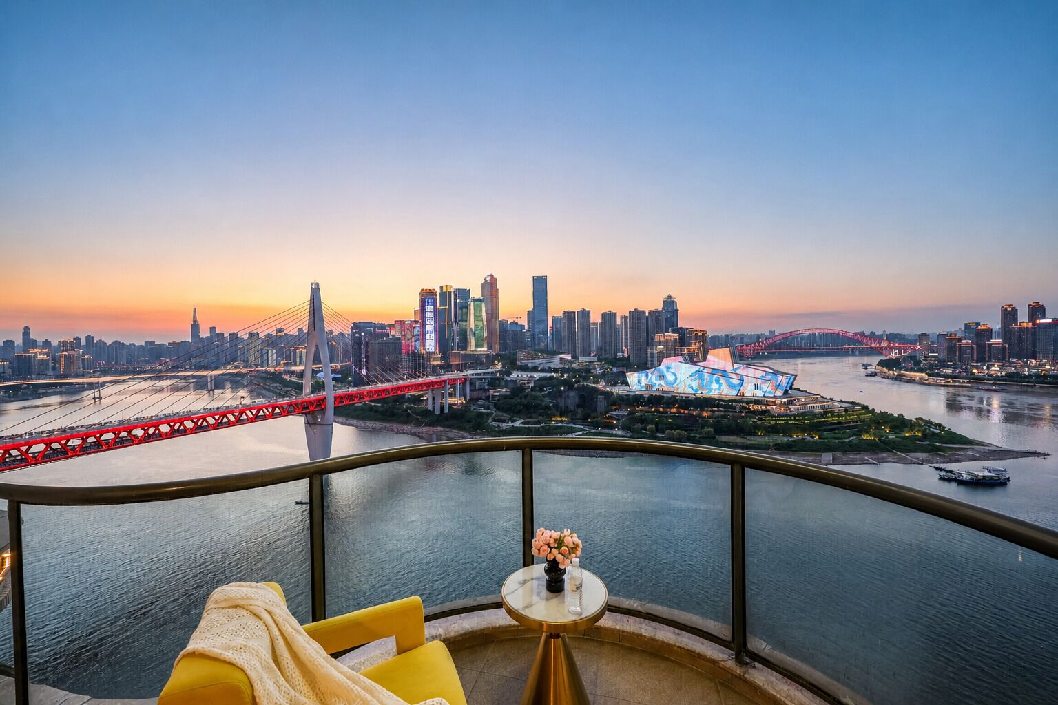 Un balcón con vistas a un horizonte urbano, un río y un puente.