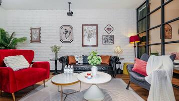 Decoración personalizada, muebles diferentes y cortinas blackout