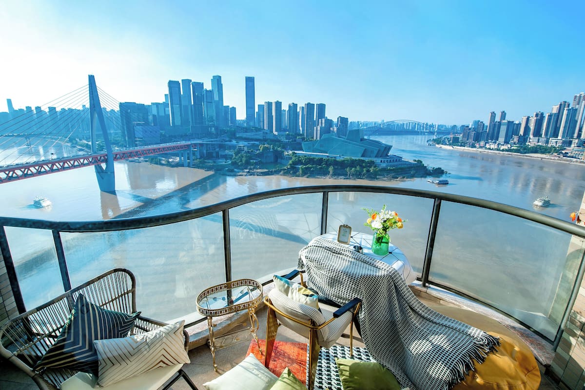 Decoración personalizada, muebles diferentes y cortinas blackout