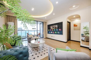 Suite familiar, varias camas, vista al océano | Área de sala de estar