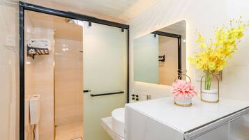 Family Suite, Multiple Beds | Bathroom | Free toiletries, hair dryer, slippers, towels