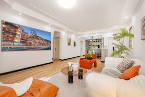 Suite exclusiva, varias camas | Área de sala de estar