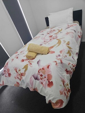 In-room safe, iron/ironing board, free WiFi, bed sheets - Modern Family Home in a Quiet, Convenient Locations in Pakenham (Pakenham)