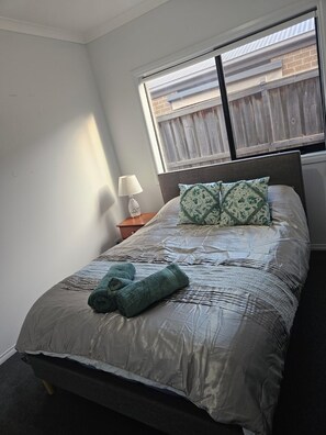 Tallelokero huoneessa, silitysrauta/-lauta, ilmainen Wi-Fi