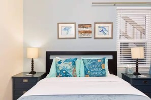 Iron/ironing board, travel cot, free WiFi, bed sheets - 1-minute walk to the beach & bay in Mission Beach. This coastal stay features AC (rare) and a private garage. Belmont Park, dining, and coffee are a short walk away. Perfect for a fully walkable San Diego beach stay. (San Diego)