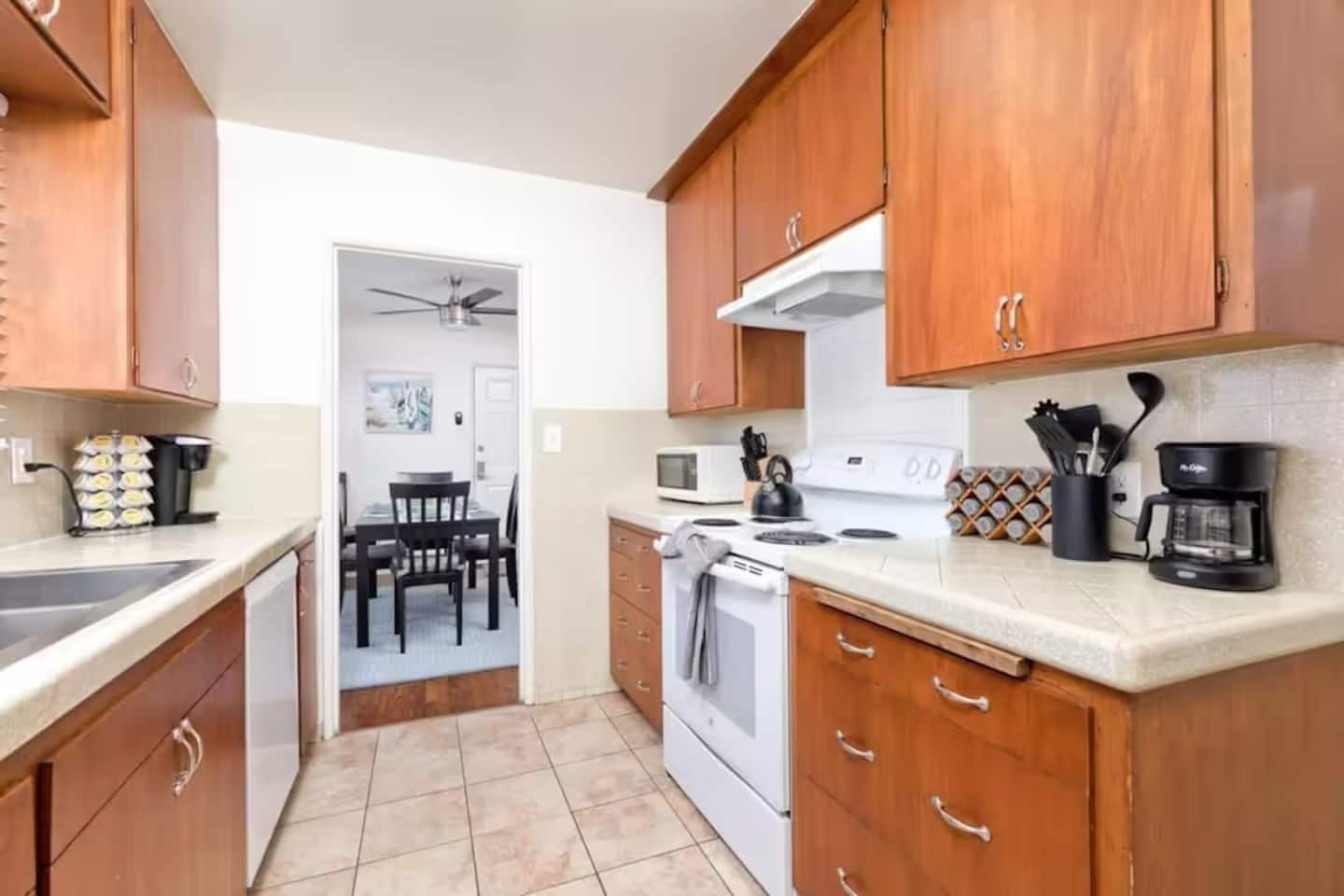 冷蔵庫、電子レンジ、オーブン、コンロ