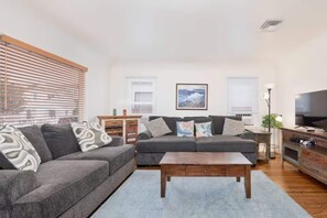 Smart TV - 1-minute walk to the beach & bay in Mission Beach. This coastal stay features AC (rare) and a private garage. Belmont Park, dining, and coffee are a short walk away. Perfect for a fully walkable San Diego beach stay. (San Diego)