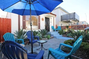 Terrace/patio - 1-minute walk to the beach & bay in Mission Beach. This coastal stay features AC (rare) and a private garage. Belmont Park, dining, and coffee are a short walk away. Perfect for a fully walkable San Diego beach stay. (San Diego)