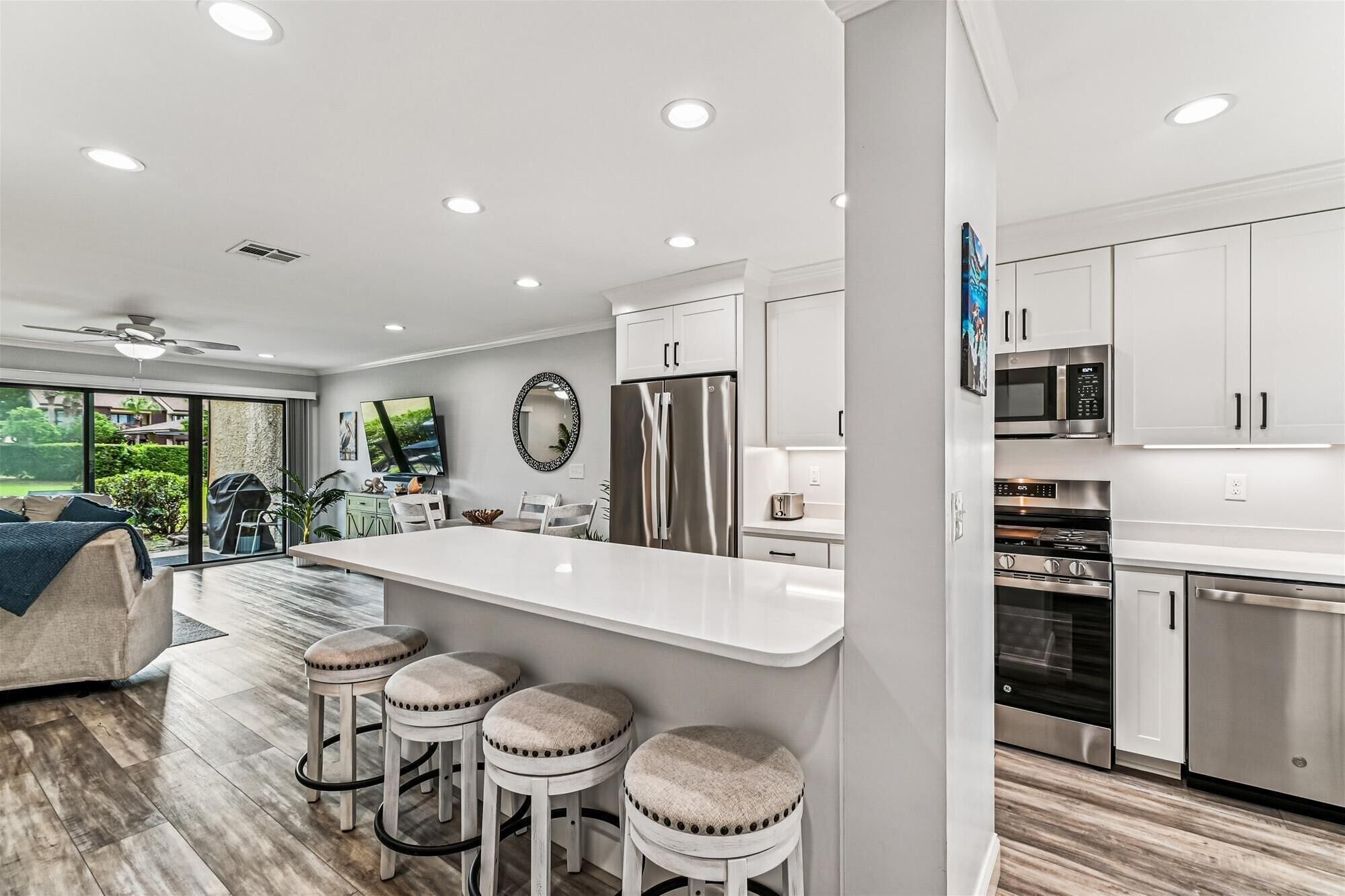 Réfrigérateur, micro-ondes, four, plaque de cuisson