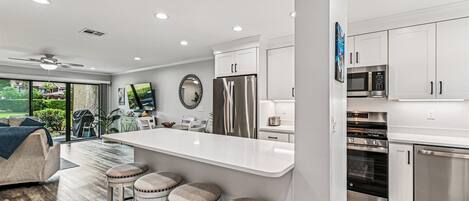 Réfrigérateur, micro-ondes, four, plaque de cuisson