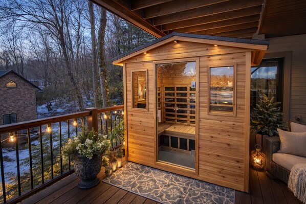 Terrace/patio - Water's Edge! 11 Bdrm, 5.5 Bath, Lakefront, Dock, Sleeps 35, Hot Tub, IR Sauna (Lake Harmony)