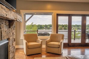 Smart TV, fireplace - “Waters Edge” 9 Bdrm, 4.5-Bath, Lakefront, Dock, Sleeps 31, Hot Tub, Pool Tbl (Lake Harmony)