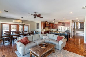 Smart TV, fireplace - Water's Edge! 11 Bdrm, 5.5 Bath, Lakefront, Dock, Sleeps 35, Hot Tub, IR Sauna (Lake Harmony)