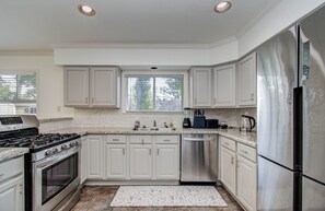 冷蔵庫、電子レンジ、オーブン、コンロ