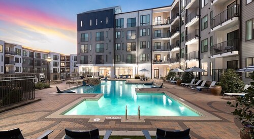 Southern Luxury in North ATL - 2BR 2BTH - FREE Parking