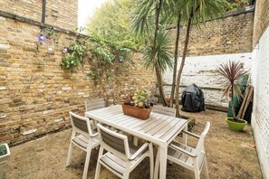 Outdoor dining - Historic 2BR Home - Garden, BBQ, Parking (Greater London)