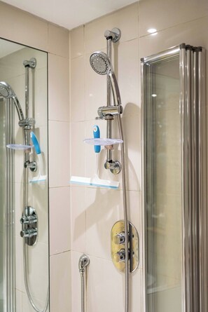 Hair dryer, towels - Historic 2BR Home - Garden, BBQ, Parking (Greater London)