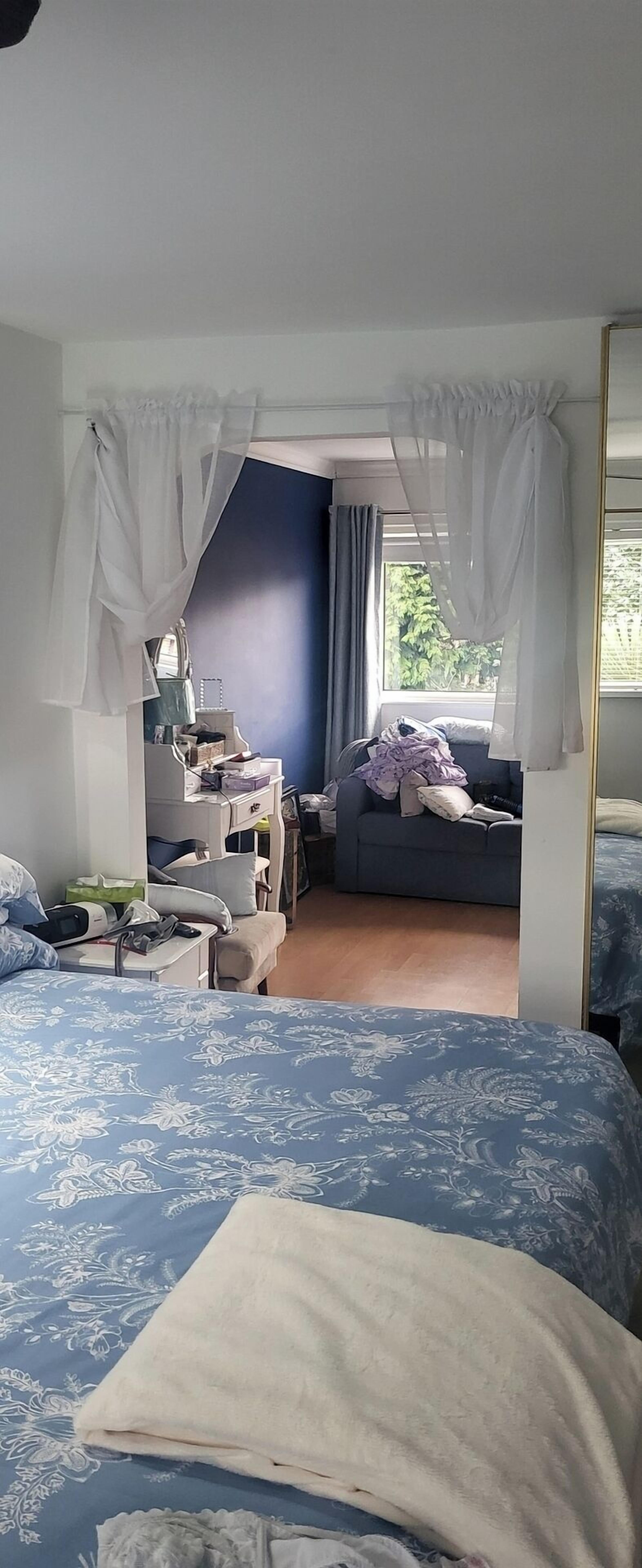 Tabla de planchar con plancha, wifi y ropa de cama 