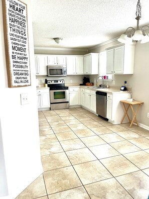 Micro-ondes, four, plaque de cuisson, lave-vaisselle