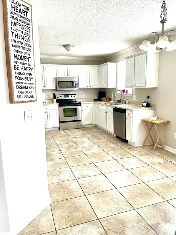 ميكروويف، فرن، موقد طهي مسطح، غسالة أطباق