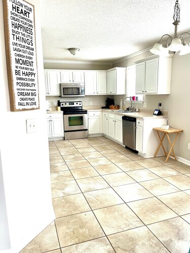 Cozy Cul-De-Sac: 3BR, 2.5BA w/ Multipurpose Room & Spacious Backyard