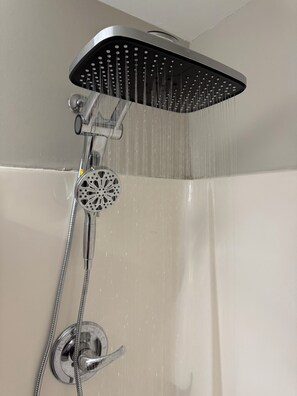 Haartrockner, Handtücher, Seife, Toilettenpapier