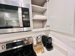 Micro-ondas, fogão, cooktop, cafeteira/chaleira
