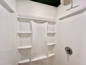 Secador de cabelo, toalhas de banho, sabonete, shampoo
